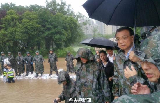 7月6日李克强冒雨赴武汉长江干堤管涌现场指挥救灾