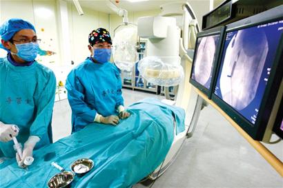 专家穿30斤重铅衣做手术 一年被拍40万张X光